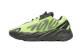 Sneakers adidas Yeezy 700 MNVN Phosphor vue de profil, vert fluo et noir