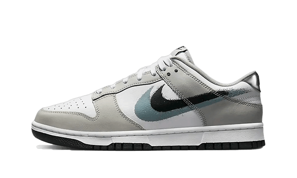 Nike Dunk Low Stencil Swoosh grise et blanche, vue de profil