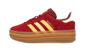 adidas Gazelle Bold rouge à bandes jaunes et semelle plateforme caramel, vue de profil