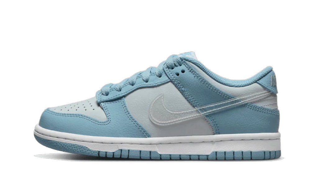 Nike Dunk Low Clear Blue Swoosh vue de profil, bleu ciel et gris clair