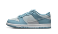 Nike Dunk Low Clear Blue Swoosh vue de profil, bleu ciel et gris clair