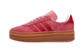 adidas Gazelle Bold rose à bandes rouges et semelle caramel, vue de profil