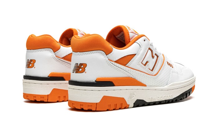 New Balance 550 Syracuse vue de l'arrière, contrefort orange et semelle crème