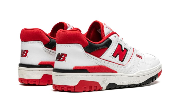 New Balance 550 blanche et rouge vue de l'arrière, talons rouges