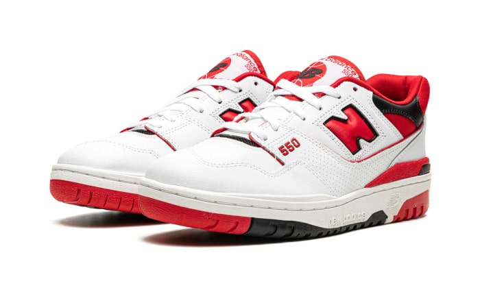 Paire de New Balance 550 blanches et rouges vue de trois quarts
