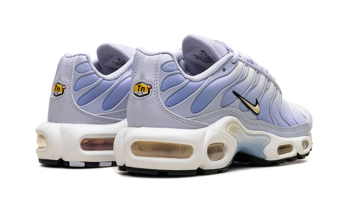 Nike Air Max Plus Daybreak vues de dos, logo Tn jaune et semelle blanche