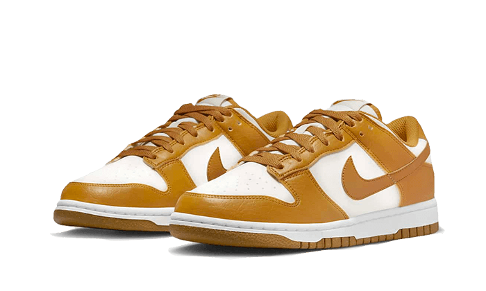 Paire de Nike Dunk Low Phantom Gold vue de trois quarts