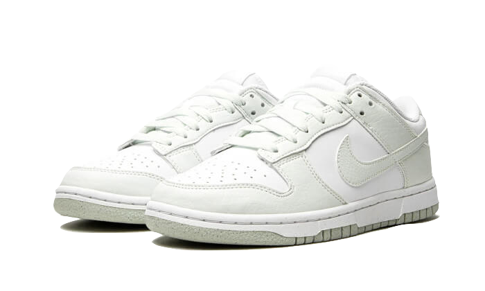 Paire de Nike Dunk Low White Mint vue de trois quarts
