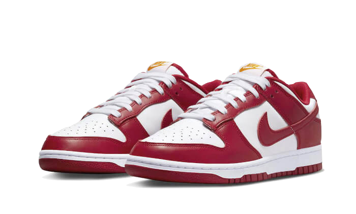 Paire de Nike Dunk Low USC rouge et blanches vue de trois quarts