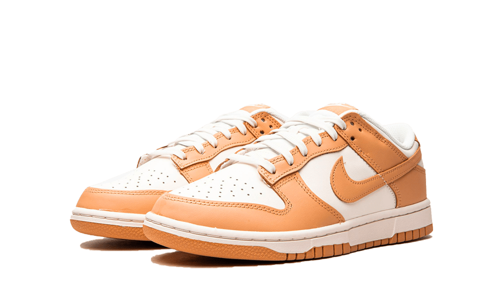 Paire de sneakers Nike Dunk Low Harvest Moon orange abricot, vue trois quarts