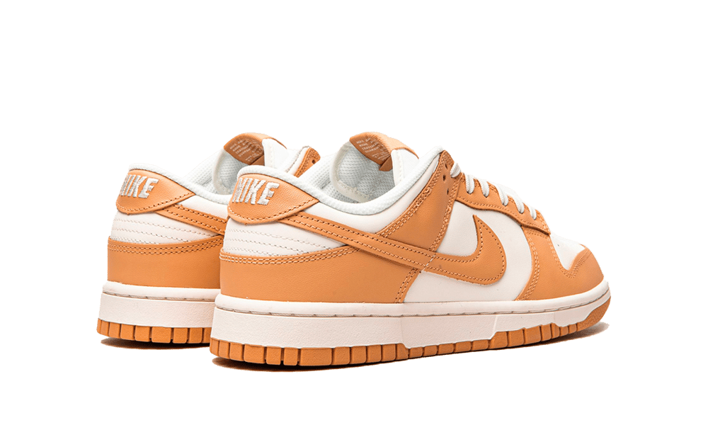 Nike Dunk Low Harvest Moon orange et crème, vue de l'arrière avec logo Nike