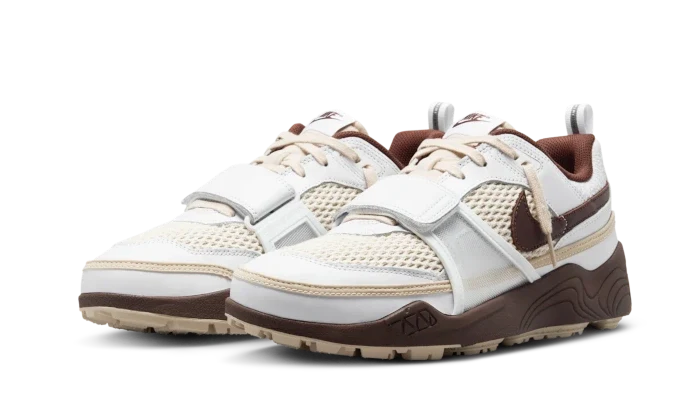 Paire de Nike Zoom Field Jaxx Travis Scott en vue trois-quarts, sangle sur le cou-de-pied
